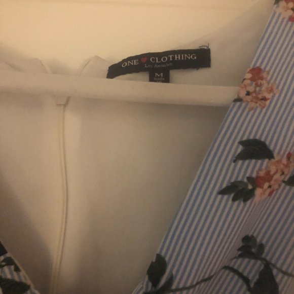 Flowery jumpsuit with cutout - Picture 3 of 3